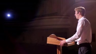 Kişi pazarlama ve başarılı satış yönetimi hakkında closeup üniversite öğrencileri için kapalı diyor. Profesyonel fikir, siyaset veya Ekonomi