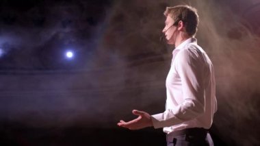 Kişi pazarlama ve başarılı satış yönetimi hakkında closeup üniversite öğrencileri için kapalı diyor. Profesyonel fikir, siyaset veya Ekonomi