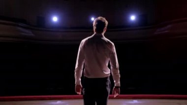 Pazarlama ve yönetim başarılı satış için üniversite öğrencileri inoors portre hakkında kişi diyor. Profesyonel fikir, siyaset veya ekonomi