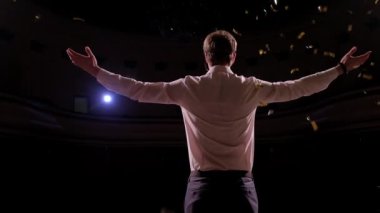 Onun zaferini kutluyor kadar silah ile başarılı bir iş adamı. Başarı kutluyor. Heyecanlı genç işadamı kaldırdı ve sahne alanı'ndaki standları iken pozitifliği ifade silah tutmak düşük açılı görünüş