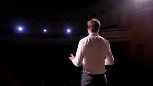 Person sagt über Marketing und Management für erfolgreiche Verkäufe an Studenten in Innenräumen Nahaufnahme. Berufsideen, Politik oder Wirtschaft — Stockvideo