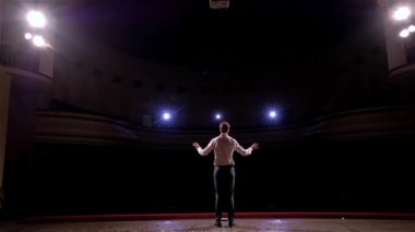 Pazarlama ve yönetim başarılı satış için üniversite öğrencileri inoors portre hakkında kişi diyor. Profesyonel fikir, siyaset veya ekonomi