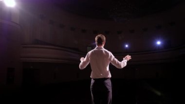 İş toplantısı ve tanıtım hoparlördür. Seyirci Konferans Salonu'nda. Kişi hakkında pazarlama yönetimi başarılı satış için üniversite öğrencileri için kapalı closeup diyor ve