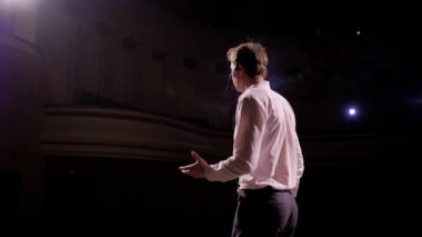 İş toplantısı ve tanıtım hoparlördür. Seyirci Konferans Salonu'nda. Kişi hakkında pazarlama yönetimi başarılı satış için üniversite öğrencileri için kapalı closeup diyor ve.