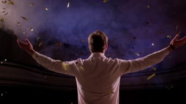 Onun zaferini kutluyor kadar silah ile başarılı bir iş adamı. Başarı kutluyor. Heyecanlı genç işadamı kaldırdı ve sahne alanı'ndaki standları iken pozitifliği ifade silah tutmak düşük açılı görünüş