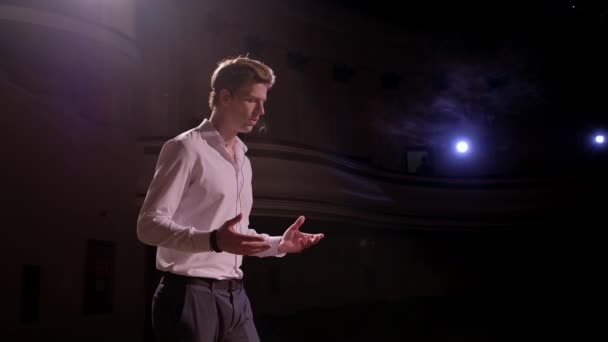 Person sagt über Marketing und Management für erfolgreiche Verkäufe an Studenten in Innenräumen Nahaufnahme. Berufsideen, Politik oder Wirtschaft — Stockvideo