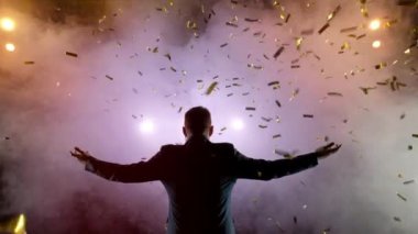 Onun zaferini kutluyor kadar silah ile başarılı bir iş adamı. Başarı kutluyor. Heyecanlı genç işadamı kaldırdı ve sahne alanı'ndaki standları iken pozitifliği ifade silah tutmak düşük açılı görünüş