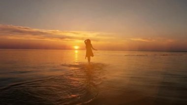 Kumsalda tekrar fotoğraf çalışan genç mutlu kadın.