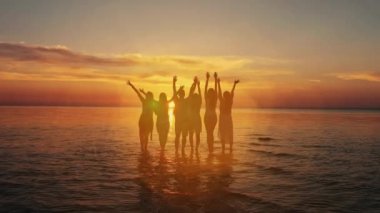 Beş genç genç arkadaşlar bir grup seyahat sahilde denize bakarak