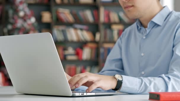 Studerande förbereder tentamen och lärande lektioner i skolbiblioteket, gör forskning på bärbar dator och surfa på internet. — Stockvideo