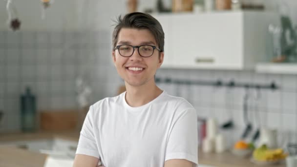 Primer plano retrato de joven asiático adolescente hombre buscando seria confidente en cámara en apartamento ventanas fondo cámara lenta — Vídeo de stock