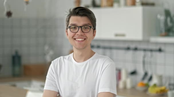 Nahaufnahme Porträt eines attraktiven jungen Hipster-Mannes, der in seiner neuen Wohnung ernst in die Kamera schaut und eine Brille trägt — Stockvideo