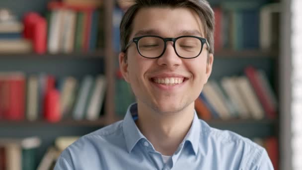 Retrato Belo Jovem Sorrindo Feliz Uma Biblioteca Conceito Educativo Retrato — Vídeo de Stock