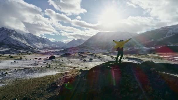 Зимний пейзаж в горах Татр. Турист на хребте Западных Татр . — стоковое видео