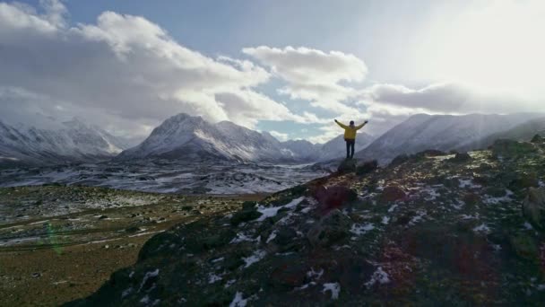 Günbatımında Başarılı Dağ Tepe Üzerinde Genç Hiker Poz Uzanmış Silah — Stok video