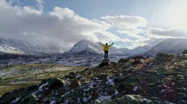 Güzellikler düşünmeyi backpacker kayalık bir tepe kenarına doğru yürüyüş silüeti