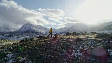 Kayakçı dağların tepesinde silüeti