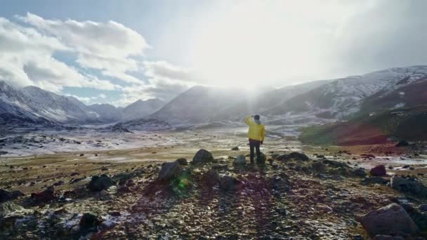 Ung vandrare att nå den översta utsträckta armar framgång Posen vid solnedgången i Snowy Mountain Range antenn flyg episka seger livet tacksamhet Religion koncept — Stockvideo