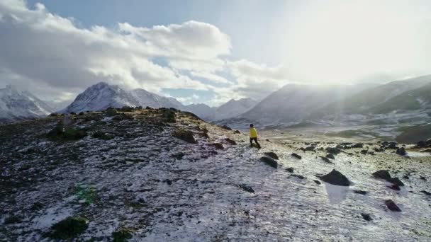 Kayakçı dağların tepesinde silüeti — Stok video