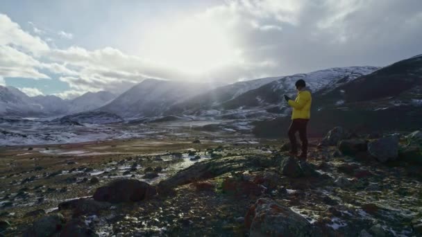 산의 정상에서 스마트 폰으로 강한 남자 등산객 복용 사진. 놀라운 새벽. — 비디오