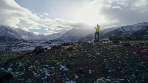 強者ハイカーは、山のピーク時にスマート フォンで写真を撮影。素晴らしい夜明け. — ストック動画