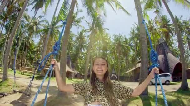 Conceito: gozo, felicidade e liberdade. Mulher da liberdade. Conceito de viagem. Menina se divertindo balançando em uma corda na praia ilha tropical — Vídeo de Stock