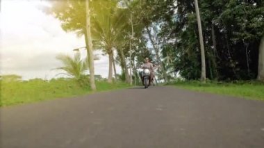 Çift onların orman sürme. yaşam tarzı fikir kavramı. Genç güzel çift orman rides bir scooter, seyahat, özgürlük, mutluluk, tatil, balayı konsepti üzerinde