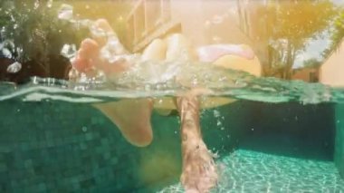 Kamera göz gülümseyen genç hipster bin yıllık kız havuz, serpilir çörek float. Genç mutlu kadın şişme havuz oyuncak güneşli mavi yüzme havuzunda rahatlatıcı.