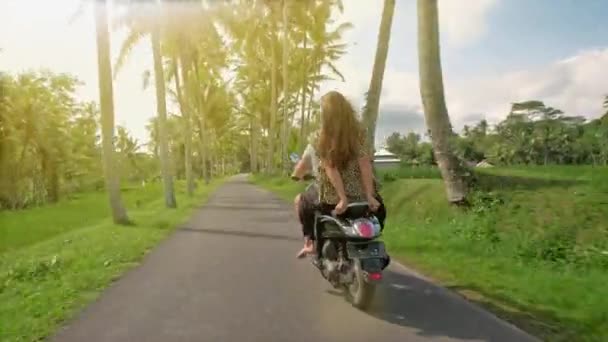 情侣骑他们的摩托车穿过森林。生活方式理念。年轻美丽的夫妇骑摩托车丛林, 旅行, 自由, 幸福, 假期, 蜜月概念 — 图库视频影像