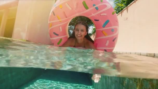 Joven Hipster Chica Milenaria Rociado Donut Flotar Piscina Sonriendo Mirar — Vídeos de Stock