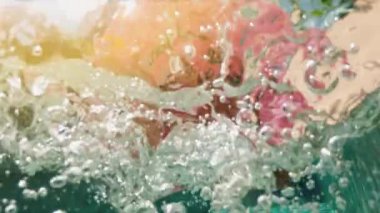 Kadın mavi bikini şişme pembe çörek float havuzu içinde güneşli yaz günü yatan güneş gözlüklü. Kameraya bak. Kadın bikini yüzme havuzunda rahatlatıcı tatil karpuz Kauçuk halka