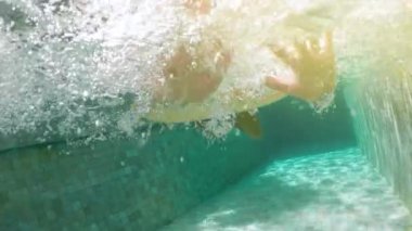 Kadın mavi bikini şişme pembe çörek float havuzu içinde güneşli yaz günü yatan güneş gözlüklü. Kameraya bak. Kadın bikini yüzme havuzunda rahatlatıcı tatil karpuz Kauçuk halka