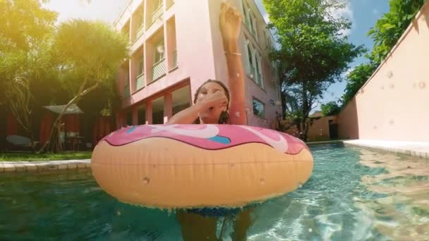 Frau Mit Sonnenbrille Blauen Bikini Liegt Aufblasbarem Rosa Donut Pool — Stockvideo