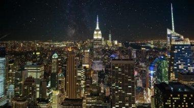 NYC skyline gece zaman atlamalı. Manhattan'ın kalbinde gece güzel bir timelapse