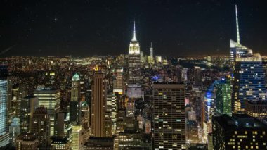 Alacakaranlıkta New York'un Manhattan şehir merkezinin Timelapse.