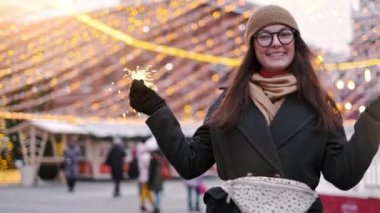 Elinde maytap olan kadınlar şehirlerin merkezinde yer alıyor. Dışarıda genç, güzel, mutlu, gülümseyen bir kız maytap tutuyor, sokakta yürüyor..