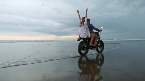 Junges schönes Paar Hipster fahren Retro-Motorrad am Strand, Outdoor-Portrait, Reiten Kerl und Mädchen, Reisen zusammen, Meer, Meer — Stockvideo
