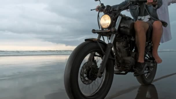 Joven pareja hermosa hipsters montar en moto retro en la playa, retrato al aire libre, montar chico y chica, viajar juntos, océano, mar — Vídeo de stock