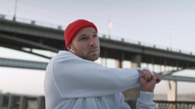 streç adam eğitim kentsel. Genç esnek erkek, şehir çevresinde, yavaş çekimde derinlere uzanıyor