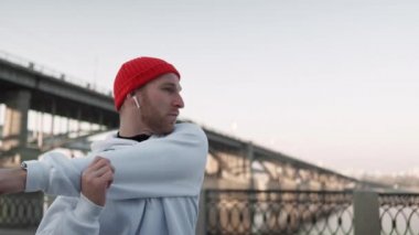 streç adam eğitim kentsel. Genç esnek erkek, şehir çevresinde, yavaş çekimde derinlere uzanıyor