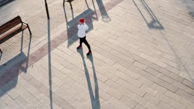 streç adam eğitim kentsel. Genç esnek erkek, şehir çevresinde, yavaş çekimde derinlere uzanıyor