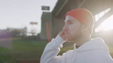 Spor adamı parkta sabah koşmak müzik dinlemek için kulaklık kullanarak. Erkek koşucu kulaklıkla mobil müzik dinliyor ve yaz parkında koşuyor. Sabah egzersiz fitness erkekler