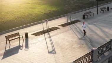 Üstten Görünüm atlet runner Road siyah spor merkezi konumu itibariyle eğitim. Kas sprint şehir yolda egzersiz spor modeli sprinter uygun. Beyaz model tam vücut uzunluğu.