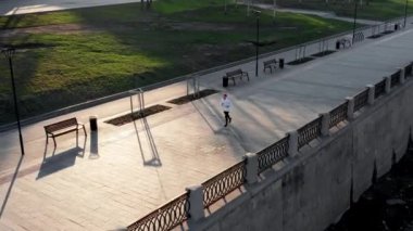 Üstten Görünüm atlet runner Road siyah spor merkezi konumu itibariyle eğitim. Kas sprint şehir yolda egzersiz spor modeli sprinter uygun. Beyaz model tam vücut uzunluğu.