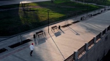 Koşan adam koşarken başarı için koşuyor. Asfalt hızlı hızda üst görünüm atlet koşucu eğitim. Sarı spor ayakkabı egzersiz kas fit spor modeli sprinter. Kafkas fitness modeli