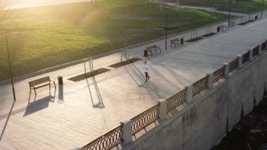 Koşan adam koşarken başarı için koşuyor. Asfalt hızlı hızda üst görünüm atlet koşucu eğitim. Sarı spor ayakkabı egzersiz kas fit spor modeli sprinter. Kafkas fitness modeli
