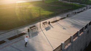 Koşan adam koşarken başarı için koşuyor. Asfalt hızlı hızda üst görünüm atlet koşucu eğitim. Sarı spor ayakkabı egzersiz kas fit spor modeli sprinter. Kafkas fitness modeli