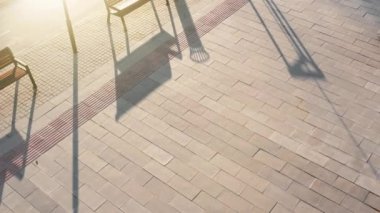 Üstten Görünüm atlet runner Road siyah spor merkezi konumu itibariyle eğitim. Kas sprint şehir yolda egzersiz spor modeli sprinter uygun. Beyaz model tam vücut uzunluğu.