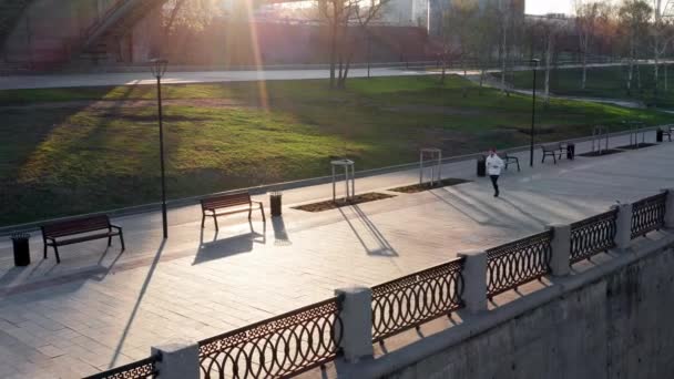 Bieganie Man Sprint na sukces w biegu. Top View sportowca biegacz szkolenia z szybkiej prędkości na asfalcie. Muskularny sportowy model Sprinter ćwiczenia Sprint w żółtym odzieży sportowej. Model kaukaski fitness — Wideo stockowe