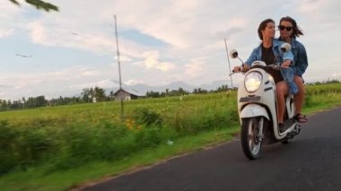 Dağ ormanı yolda motosikletle yeni heyecan verici seyahat hedefe doğru sürüş moda hipsters veya bin yıllık genç çekici çift.